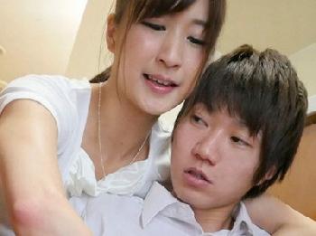 新しい母親？不意に現れたとても綺麗な女性が母親ということを受け入れられず…