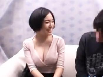 大人しいとても綺麗な人妻脱がせたら挑発的な女体!!おまんこ未経験男たまらず膣内暴発