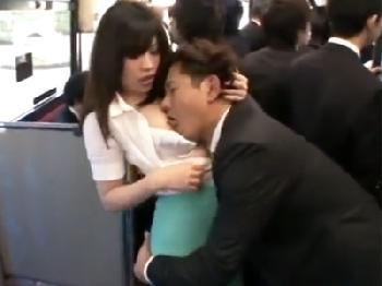 タイトスカート履いたお姉さんの桃尻に辛抱出来ず痴漢SEX!!