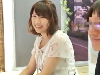 お金の誘惑に負け男友達の肉棒を受け入れる女子大生W