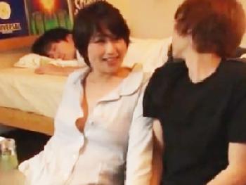 思春期の息子の友人にたっぷり子宮へ直接射精される肉感的女体の母