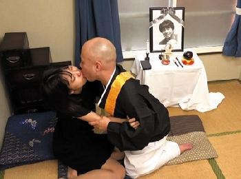 寂しさのあまりオナニーをしてるところをエロ住職に撮られた人妻はW