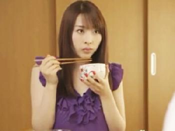 スリムで巨乳の父親の内縁の妻に色仕掛けされ火が点いて燃えるような獣交尾