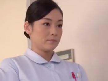 長期入院で溜まった精液を密かに抜いてくれる看護師お姉さん
