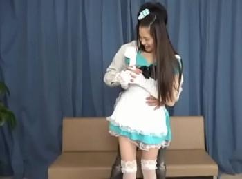 スリムで貧乳なあどけない少女と軽々駅弁SEXするコスプレ交尾