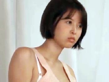 夫に隠れて他の男のペニスで突かれて乱れまくる色情狂人妻の浮気性交