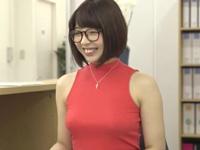 眼鏡が似合う巨乳ノーブラニットOLを会社で婦女暴行