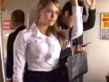金髪の白人女性会社員が電車内で痴漢に性的暴行され声も出せずに悶絶!!