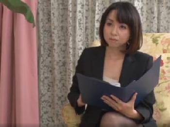 雅やかなカウンセラーのお姉さんが悩める患者ペニスを女陰で包み込み