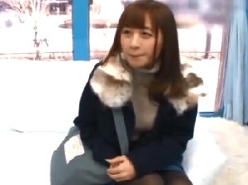 笑顔がチャーミングな素人娘が優しく童貞を筆おろし