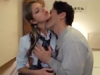 女子校生制服姿の外人娘が陰毛がない股間のワレメをハードピストン→膣内で精子を発射されて恍惚絶頂