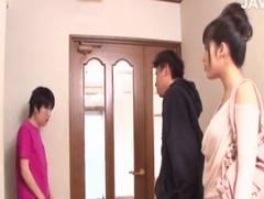 彼氏とSEXした後に弟を甘く誘いおまんこの中にそのまま精子を射精させる少年好き痴女