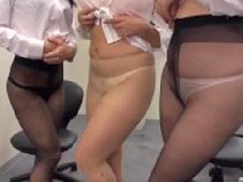 ランジェリーメーカーWAKOSUKEの女性会社員たちが自社のパンスト履いて同僚たちと複数人SEX