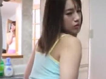 友人のお姉さんに誘われて顔面射精セックス展開は絶対に回避不能