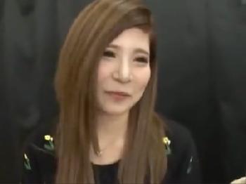 着衣のまま感度が抜群に良い女性器を電動マッサージ器責めされて潮吹きするギャル娘とぶっかけ乱交