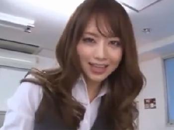 変態性癖の女性会社員が仕事に疲れた同僚のペニスを支援プレイ