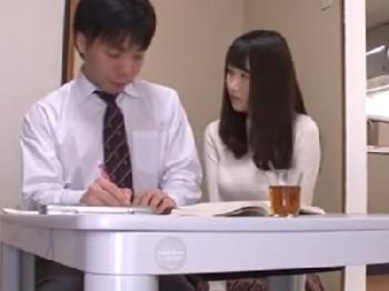 自宅に来た若い男を誘って浮気セックスに興じる淫らな人妻