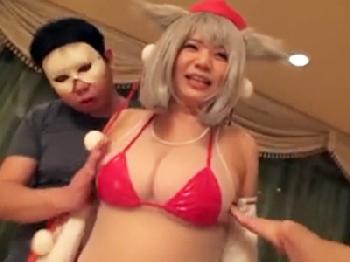 爆乳の美少女コスプレイヤーとホテルで酩酊乱交オフ会!!