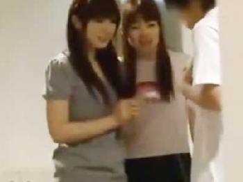 マゾヒスティックな男を刺激的に誘い男性器を熱望する淫らな美少女達W