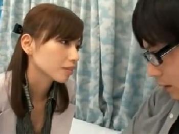 自信のない草食系男子をリードして騎乗位で絶頂オーガズムへ導くスレンダー美女