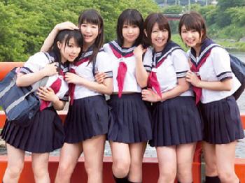 バイト中の女子校生たちに痴女られてハーレム乱交