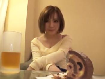 ナンパで捕まえた素人美女の綺麗な陰毛がないワレメに耐えきれず無許可で種付け射精