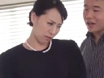 義理息子に強制的に犯され抵抗するも男性器を挿入される義母