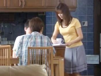 爆乳人妻が義弟に迫られ欲情→リビングで密かに性行為するも気持ち良すぎて失禁絶頂W