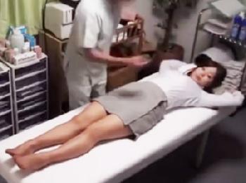 言われるがままにマッサージ師の肉棒を受け入れて中に出される女性会社員の様子