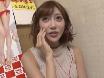 自分のDVDを買おうとしてくれたファンを店内でご奉仕挿入する神対応女優W