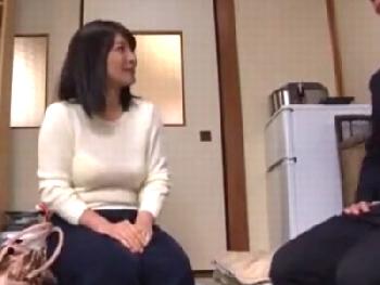 熟した色っぽさを持つ訪問ナースに耐えきれず連れ込んで性行為