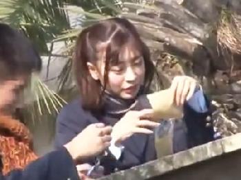 便所で否応なしにイラマチオさせられて性的凌辱される女子校生