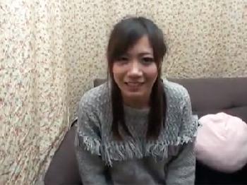 照れ屋なスレンダー美少女が緊張しつつもカメラ前でディープな性行為