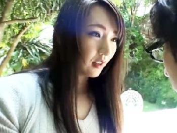 人妻が近所の少年と庭で着衣のまま露出SEX