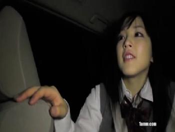 車の中で激しくヤラれる女子校生・・なんか犯罪臭が漂っている・・