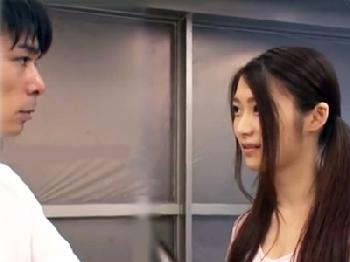 猥褻凄く綺麗な色白女性の、立ちバックで精液即発射