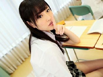 先生も生徒も関係ナシ!!小悪魔な美少女女子校生が教室で顔面射精3P