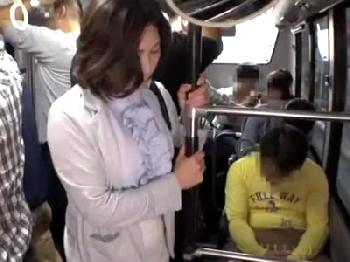 バスで痴漢に思いっきり顔面射精されて目も開けられない人妻