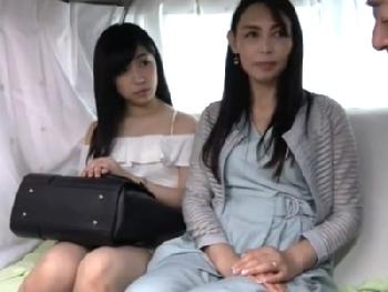 とても綺麗な人妻と怪しむ娘…親子丼で両手同時に昇天させられながら血は争えない3Pイキ