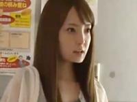 彼氏と訪れたカップルマッサージ店でカーテン越しに声を押し殺し寝取られる彼女