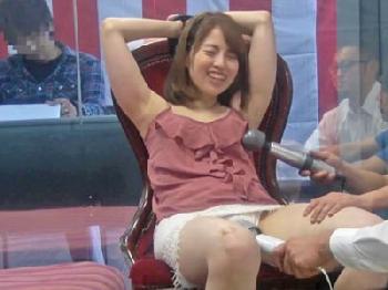 人前でキスする仲良し夫婦をぶっ壊すマジックミラー号での性行為