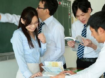 清楚で品行方正な女教師が生徒たちに奴隷化され…夫を裏切って複数人での性行為