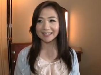 いまだに若々しい雰囲気の熟女人妻が相性抜群のペニスで→恍惚絶頂連発