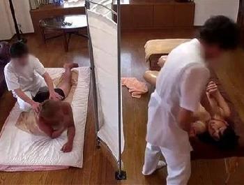 寝取られ願望強すぎ夫の罠!!隣でちゃんとマッサージを受けているフリをして…性的マッサージを特等席でガン見!!