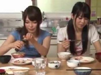 色情狂オヤジに夜這いされ遠慮なくピストンされる美少女女子校生姉妹