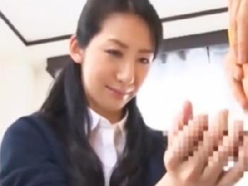 とても綺麗な熟女母が体を使って女を妊娠させるための性教育を息子に実施