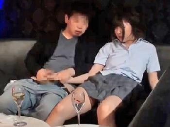 ガチ現役女子校生店員と中出し本番できるとんでもないガールズバー発見W