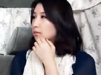 しばらく性交渉がなくオナニーばかりしてるマダムを煽りたてて避妊具未装着で膣内射精