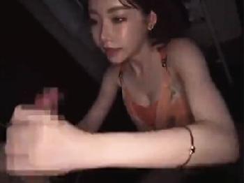 猥褻美女が嬉しそうにいきり勃ったペニスを性的欲望処理