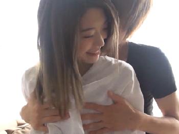 イケメンの優しい愛撫に笑顔がこぼれて感じるスレンダー美少女